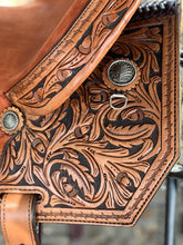 Load image into Gallery viewer, 15" Cowboy Feather Barrel Saddle with 3.5" horn height, Cheyenne roll cantle, and premium leather for comfort and durability.