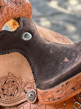 Load image into Gallery viewer, 15" El Pinto Star Barrel Saddle, built for comfort and style with locking buckles and sturdy leather construction for peak performance.