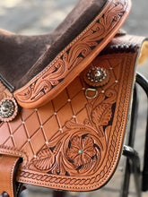 Load image into Gallery viewer, 15" El Pinto Star Barrel Saddle featuring a 3.5" horn, 4.5" cantle, and durable, handcrafted leather for quality rides.