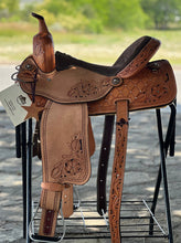 Load image into Gallery viewer, 15" El Pinto Star Barrel Saddle with semi-quarter gullet, locking buckles, and premium leather for ultimate performance.
