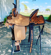 Load image into Gallery viewer, Lightweight 16" Sunrise Barrel Saddle with matching flank and locking rider buckles for secure riding.
