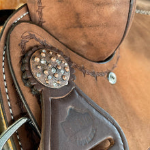 Load image into Gallery viewer, 6.5" gullet and full padded chocolate suede seat on Alamo Air Barrel Saddle, crafted for comfort and style.