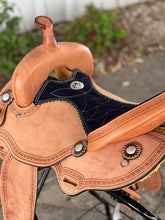 Load image into Gallery viewer, 15.5&quot; Diamond Back Alamo Air Barrel saddle, featuring a 3.5&quot; horn, 4.5&quot; cantle, and lightweight construction for comfort.