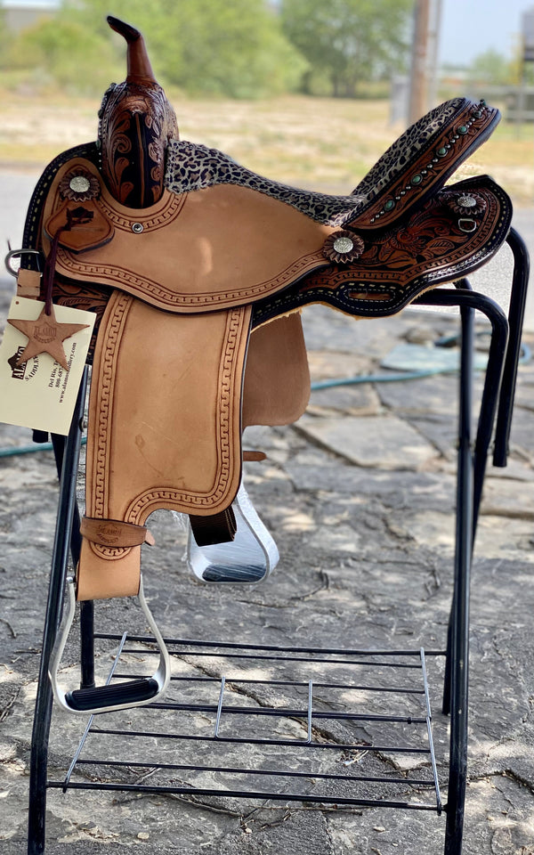 Cheetah Alamo Air Barrel Saddle with lightweight design, 6.5
