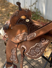 Load image into Gallery viewer, Designed for barrel racing, the IRO Barrel saddle includes a 3.5” horn height and 12” swell